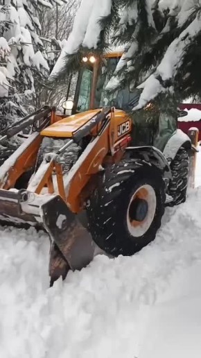 Продолжаем работы по очистке снега