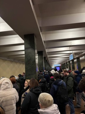 Обстановка на Щёлковской.. На Арбатско-Покровской линии поезда следуют с увеличенными интервалами. Вагоны переполнены