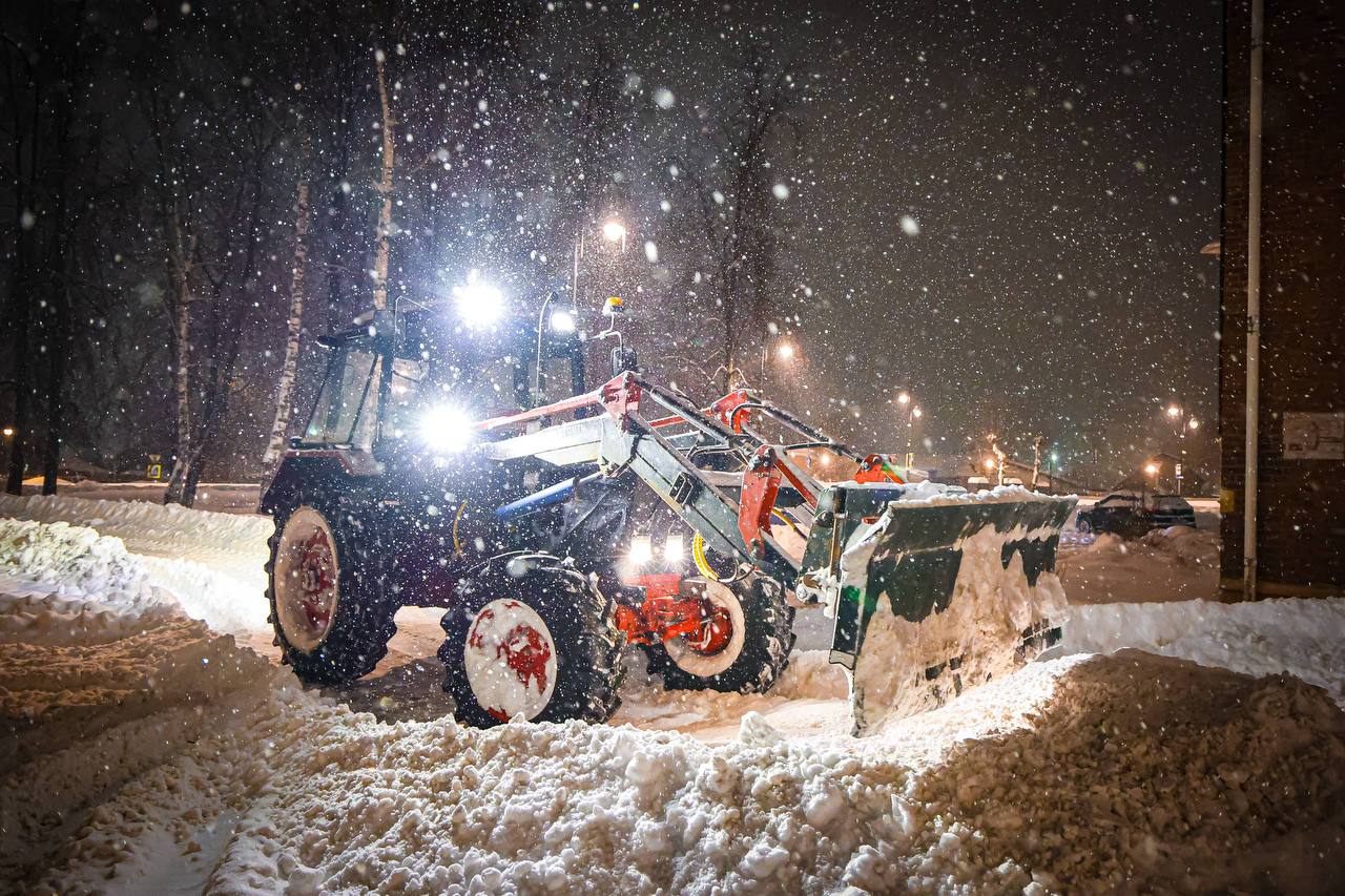 В Клину, пока город спит, коммунальщики вышли на ликвидацию последствий снегопада