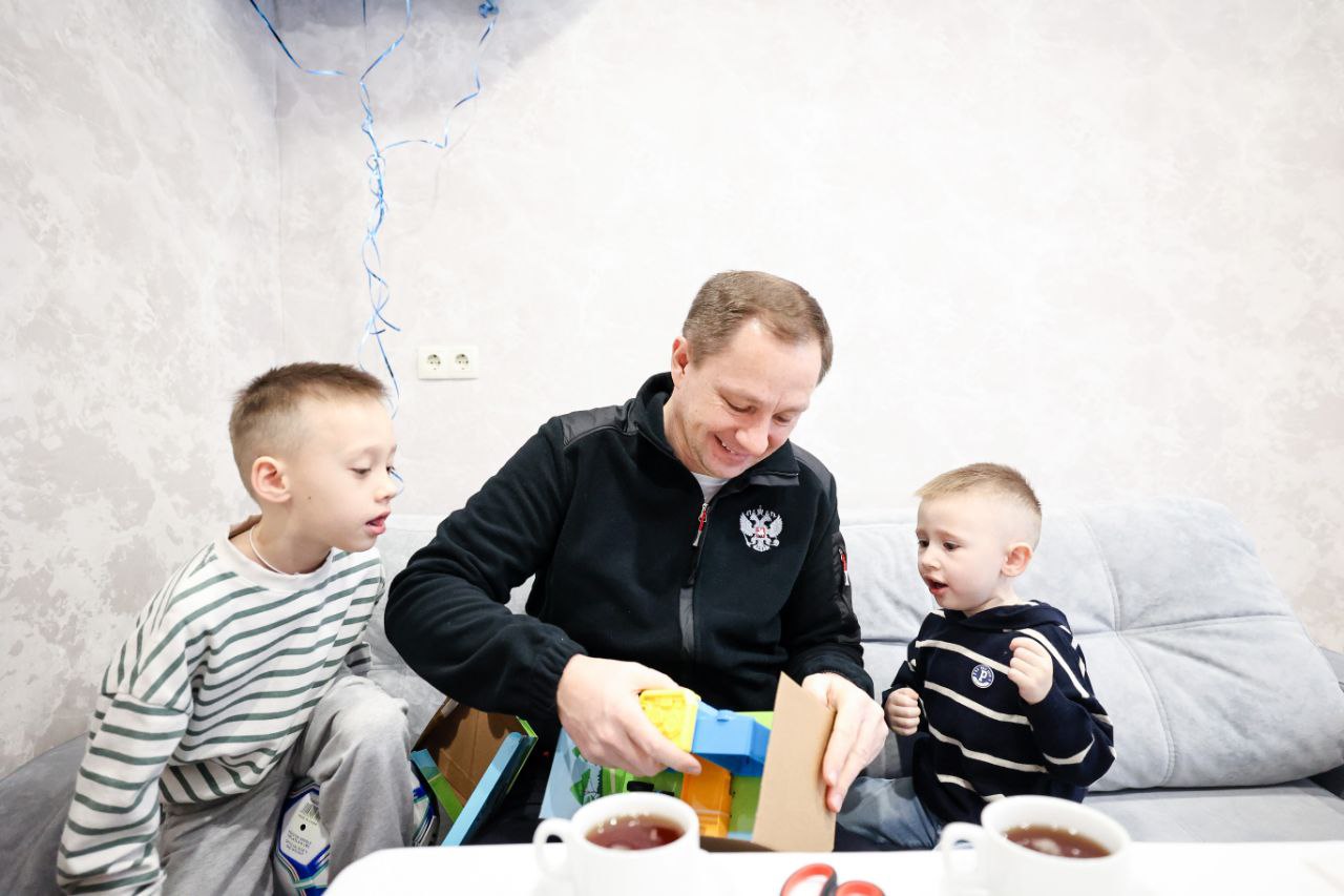 Дмитрий Волков: Навестил семью нашего Героя – Станислава, который, исполнив свой долг в зоне спецоперации, сегодня продолжает дело ратного служения Родине уже в Красногорском военкомате Дмитрий Волков: Навестил семью нашего Героя – Станислава, который, исполнив свой долг в зоне спецоперации, сегодня продолжает дело ратного служения Родине уже в Красногорском военкомате