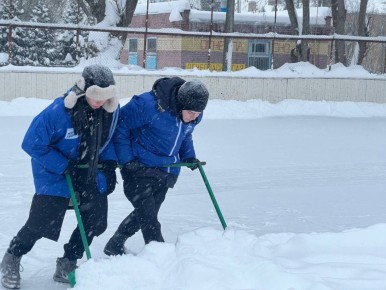 Студенты колледжа им. А.В.Никулина помогают коммунальщикам убирать последствия снегопада