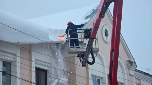 Появилась опасная сосулька на балконе соседа? Разбираться в этом нужно системно, особенно если балкон был построен или переделан самовольно