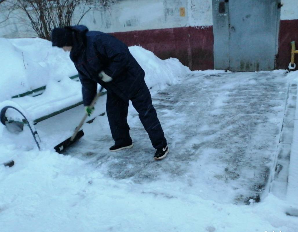 Погода продолжает преподносить сюрпризы, но наши дворники продолжают работать! Они очищают дворовые территории, чтобы обеспечить чистоту и комфорт Погода продолжает преподносить сюрпризы, но наши дворники продолжают работать! Они очищают дворовые территории, чтобы обеспечить чистоту и комфорт