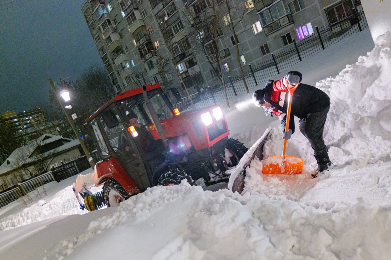 В Подмосковье очистка дорог от снега продолжалась всю ночь В Подмосковье очистка дорог от снега продолжалась всю ночь