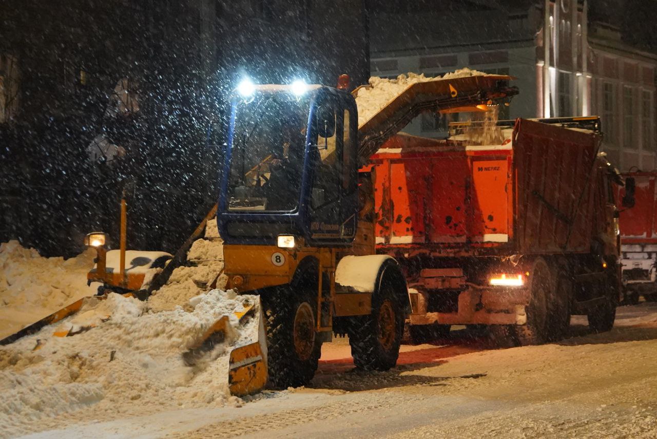 В Подмосковье очистка дорог от снега продолжалась всю ночь В Подмосковье очистка дорог от снега продолжалась всю ночь
