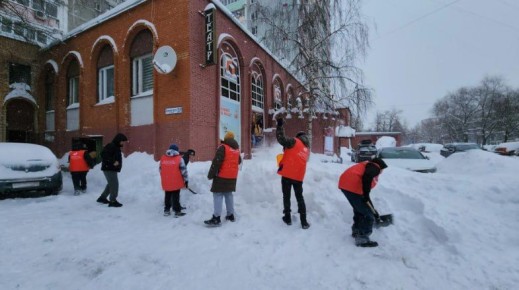Волонтеры Подмосковья расчистили снег возле театра в Лобне