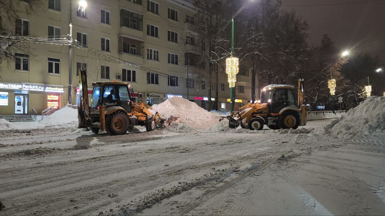 В Подмосковье очистка дорог от снега продолжалась всю ночь В Подмосковье очистка дорог от снега продолжалась всю ночь
