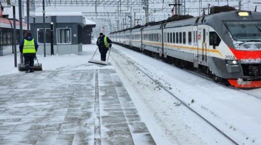 В Раменском округе убирают от снега железнодорожные платформы