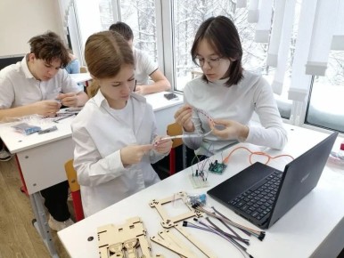 Роботы, код и инженерное мышление — школьники осваивают «Код будущего»