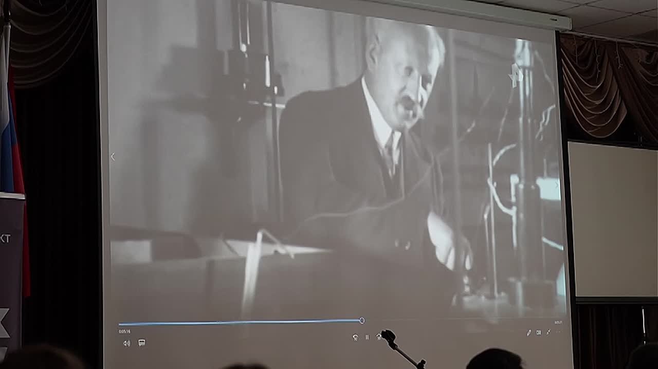 В день 82-й годовщины полного освобождения Ленинграда от фашистской захватчиков, утро в Образовательном комплексе №8 началось не с традиционного звонка, а со знаменитой Ленинградской симфонии Дмитрия Шостаковича