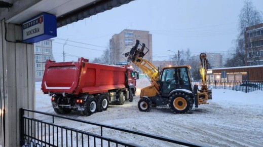 Подмосковные коммунальщики расчистили площадь автостанции в Рузе
