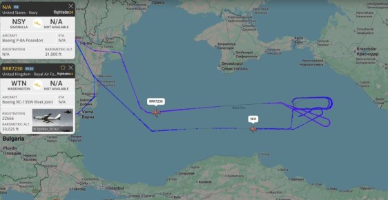 ��� �������� � ׸���� ���� � ��������� ���������� ���� � �������������� ���� ����� �������� P-8A Poseidon ��� ��� � RC-135W Rivet Joint ����������� ��� ��������������