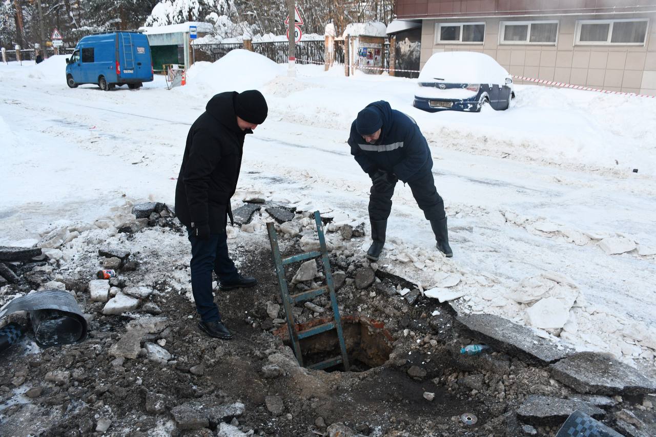Авария на теплосети на пересечении улиц Семашко и Дзержинского устранена Авария на теплосети на пересечении улиц Семашко и Дзержинского устранена