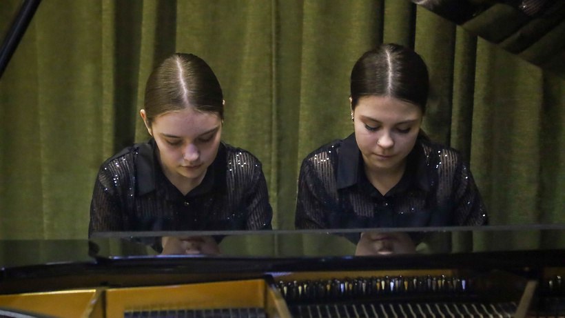 Первые паспорта и Конституция на торжественной церемонии для юных граждан