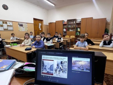 Сегодня, 27 января, ученики 3б класса МБОУ лицея №4 провели тематический классный час, посвященный одной из важнейших дат отечественной истории — Дню полного освобождения Ленинграда от фашистской блокады