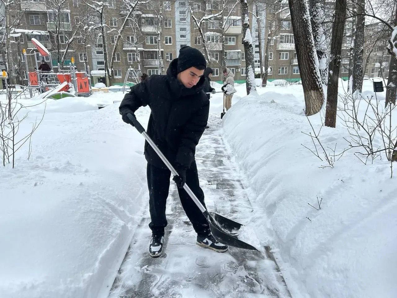 Студенты авиационного техникума имени В.А. Казакова и колледжа «Московия» помогали в уборке территории города от снега Студенты авиационного техникума имени В.А. Казакова и колледжа «Московия» помогали в уборке территории города от снега