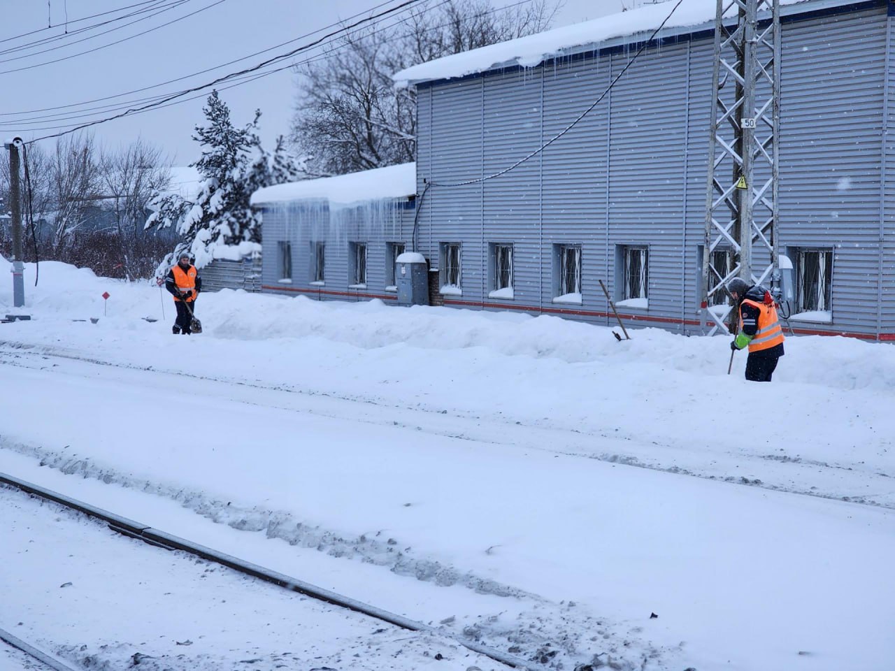 В Сергиевом Посаде работники РЖД круглосуточно расчищают железнодорожные пути В Сергиевом Посаде работники РЖД круглосуточно расчищают железнодорожные пути