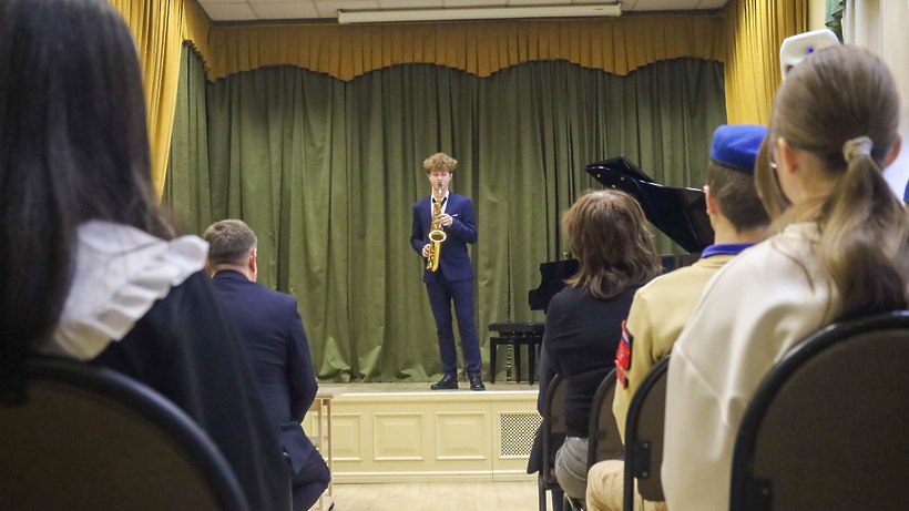 Первые паспорта и Конституция на торжественной церемонии для юных граждан Первые паспорта и Конституция на торжественной церемонии для юных граждан