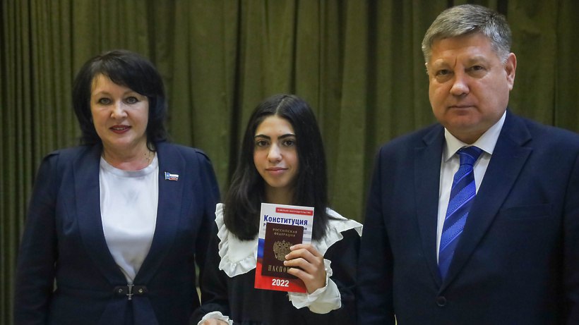 Первые паспорта и Конституция на торжественной церемонии для юных граждан Первые паспорта и Конституция на торжественной церемонии для юных граждан