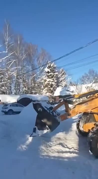 Коммунальщики Химок убирают дороги и улицы города