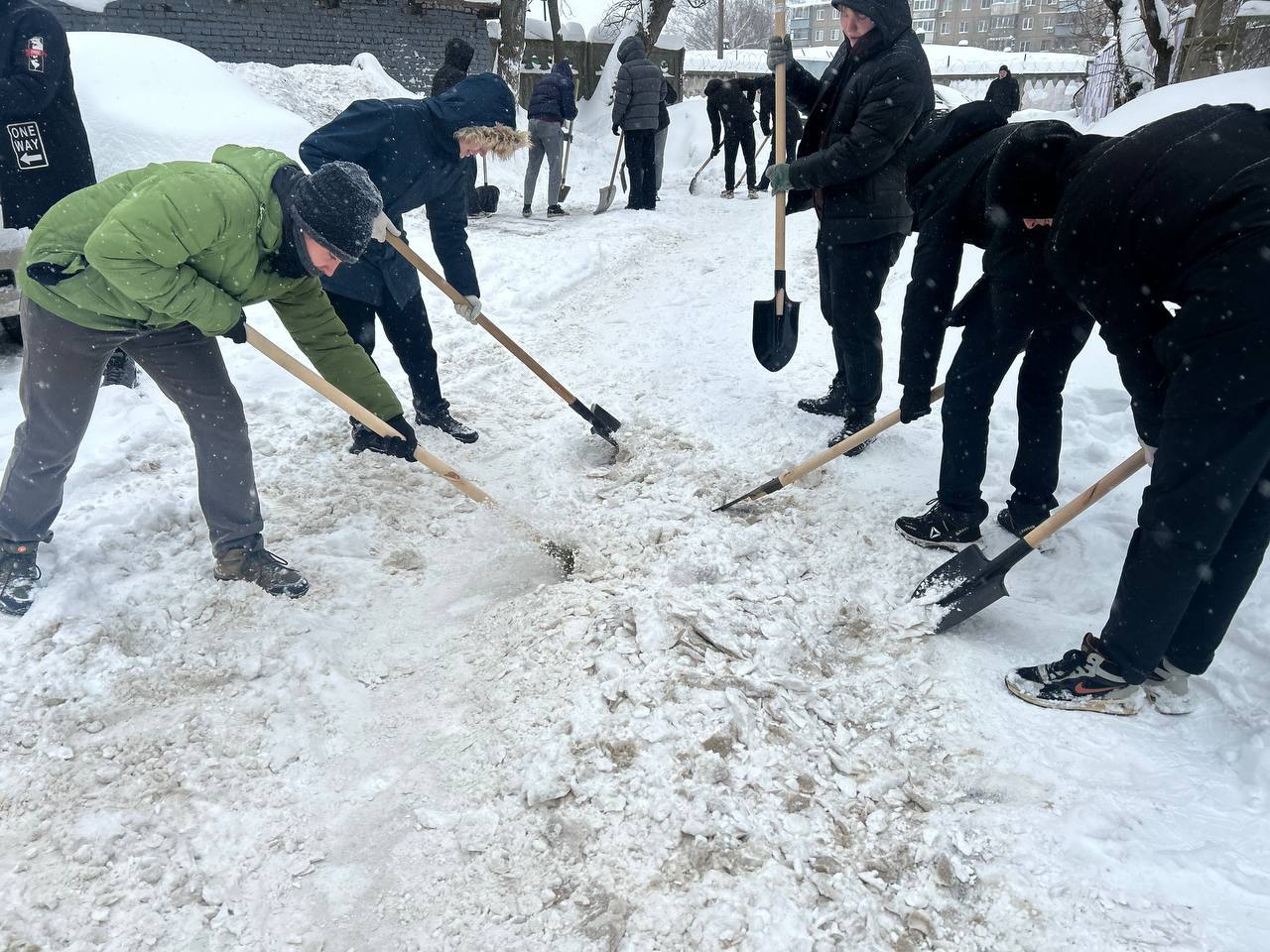 Студенты авиационного техникума имени В.А. Казакова и колледжа «Московия» помогали в уборке территории города от снега Студенты авиационного техникума имени В.А. Казакова и колледжа «Московия» помогали в уборке территории города от снега