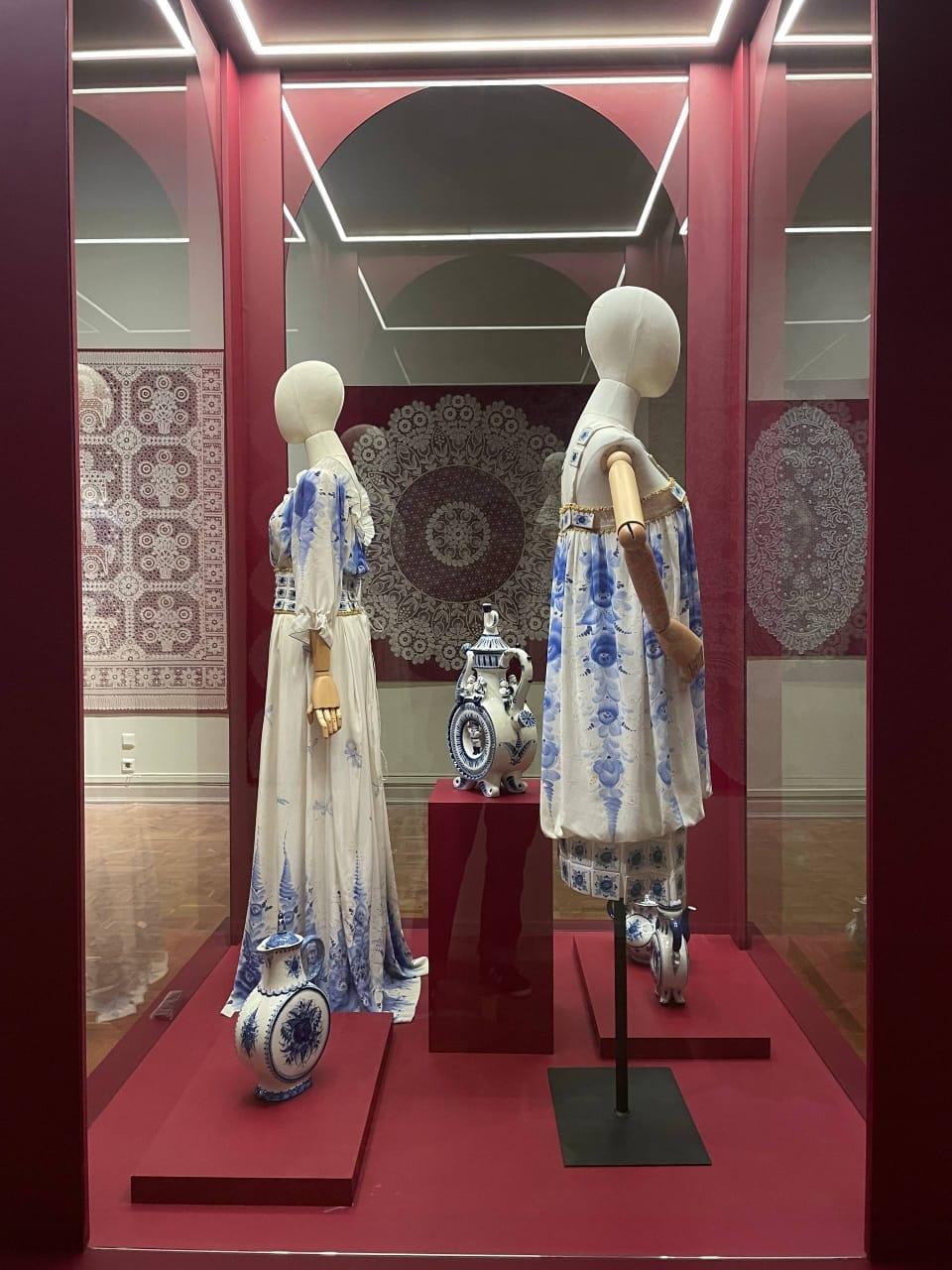 Работы преподавателя Гжельского государственного университета Ирины Коршуновой представлены на выставке «Русская традиция» в корпусе Бенуа Русского музея в Санкт-Петербурге Работы преподавателя Гжельского государственного университета Ирины Коршуновой представлены на выставке «Русская традиция» в корпусе Бенуа Русского музея в Санкт-Петербурге