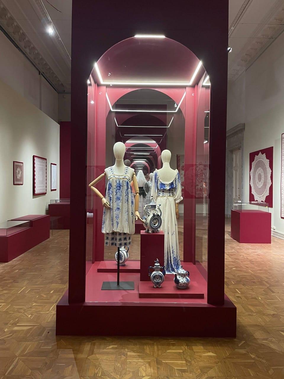 Работы преподавателя Гжельского государственного университета Ирины Коршуновой представлены на выставке «Русская традиция» в корпусе Бенуа Русского музея в Санкт-Петербурге Работы преподавателя Гжельского государственного университета Ирины Коршуновой представлены на выставке «Русская традиция» в корпусе Бенуа Русского музея в Санкт-Петербурге