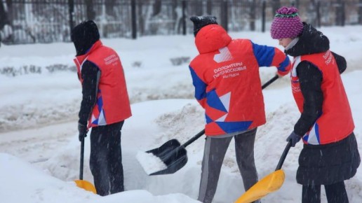 В Королеве волонтеры очистили от снега подходы к пешеходному переходу