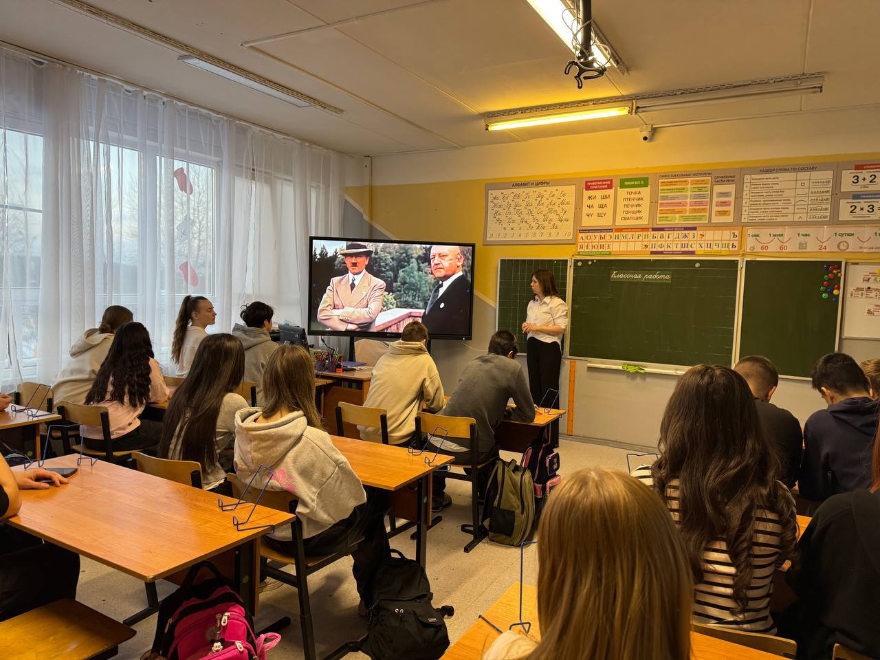 Сегодня, в преддверии 2 февраля - День разгрома советскими войсками немецко-фашистских войск в Сталинградской битве, советник директора провёл урок для учеников 8 и 11 классов Сегодня, в преддверии 2 февраля - День разгрома советскими войсками немецко-фашистских войск в Сталинградской битве, советник директора провёл урок для учеников 8 и 11 классов