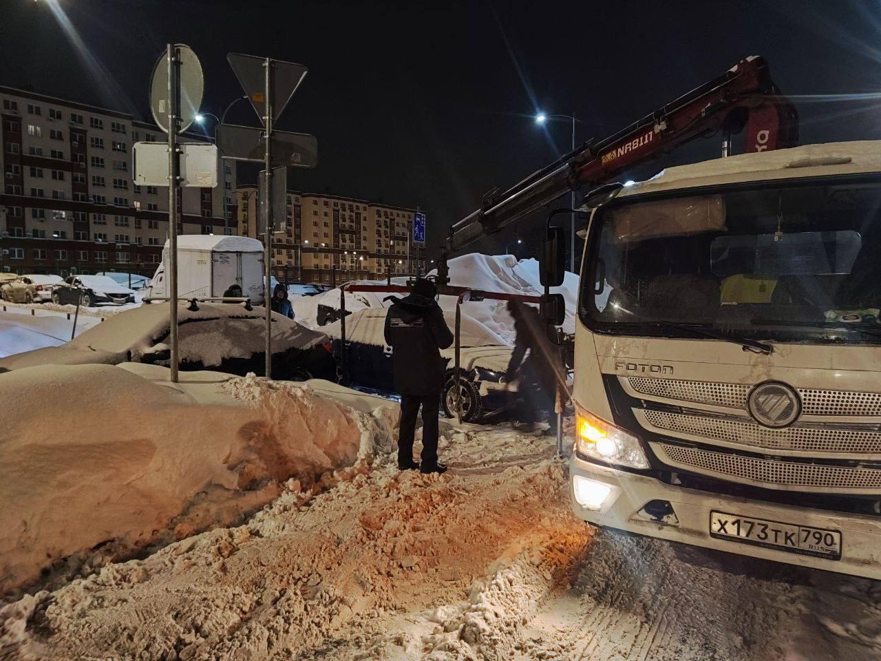 На территории Ленинского городского округа продолжается активная работа по эвакуации транспортных средств, припаркованных с нарушениями и препятствующих работе снегоуборочной техники