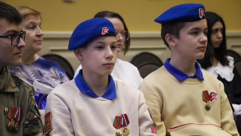 Первые паспорта и Конституция на торжественной церемонии для юных граждан Первые паспорта и Конституция на торжественной церемонии для юных граждан