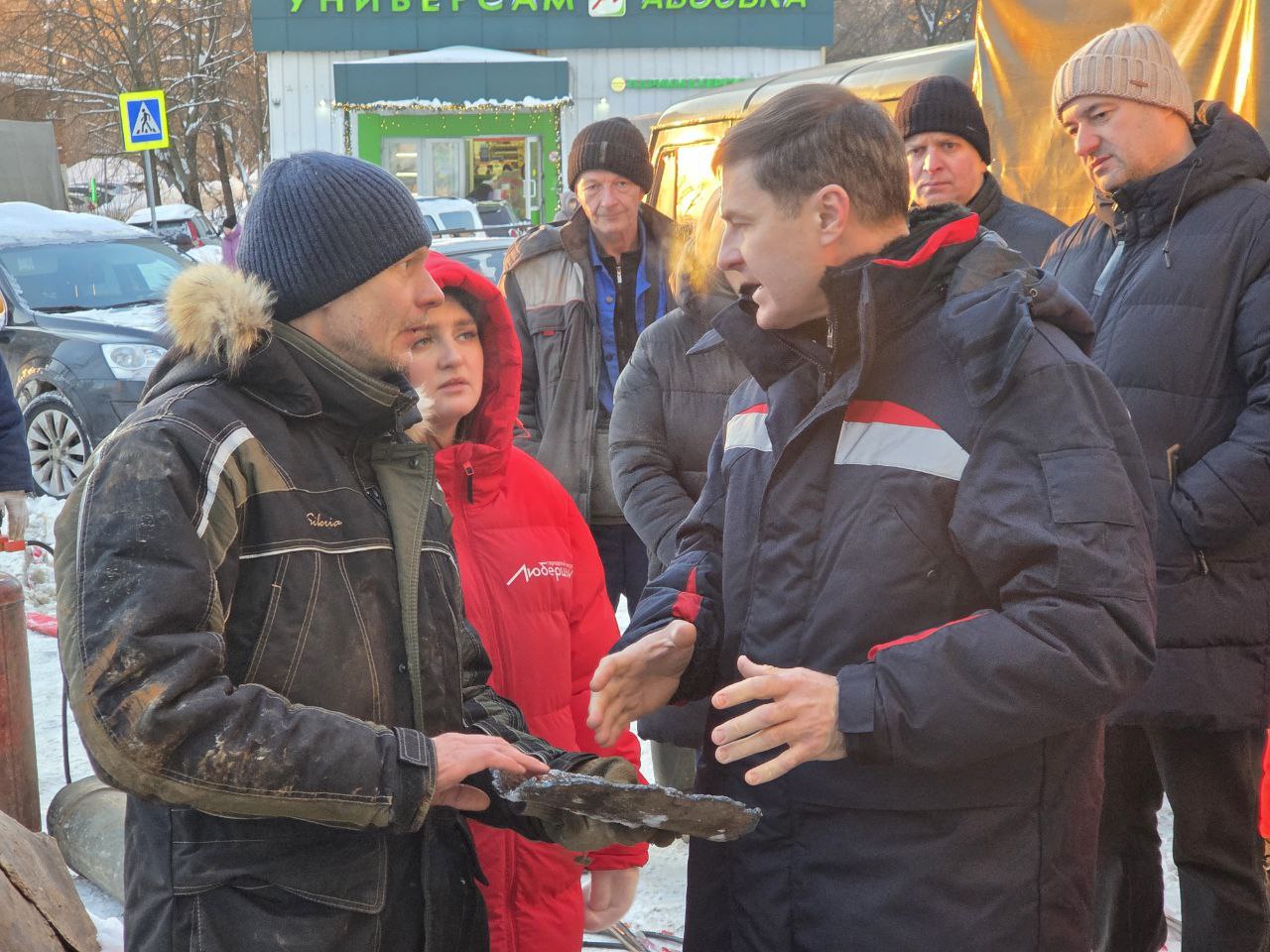 Владимир Волков: Работаем в Дзержинском.. Здесь специалисты завершают устранение дефекта на теплосети в районе дома 14 по улице Томилинская Владимир Волков: Работаем в Дзержинском.. Здесь специалисты завершают устранение дефекта на теплосети в районе дома 14 по улице Томилинская