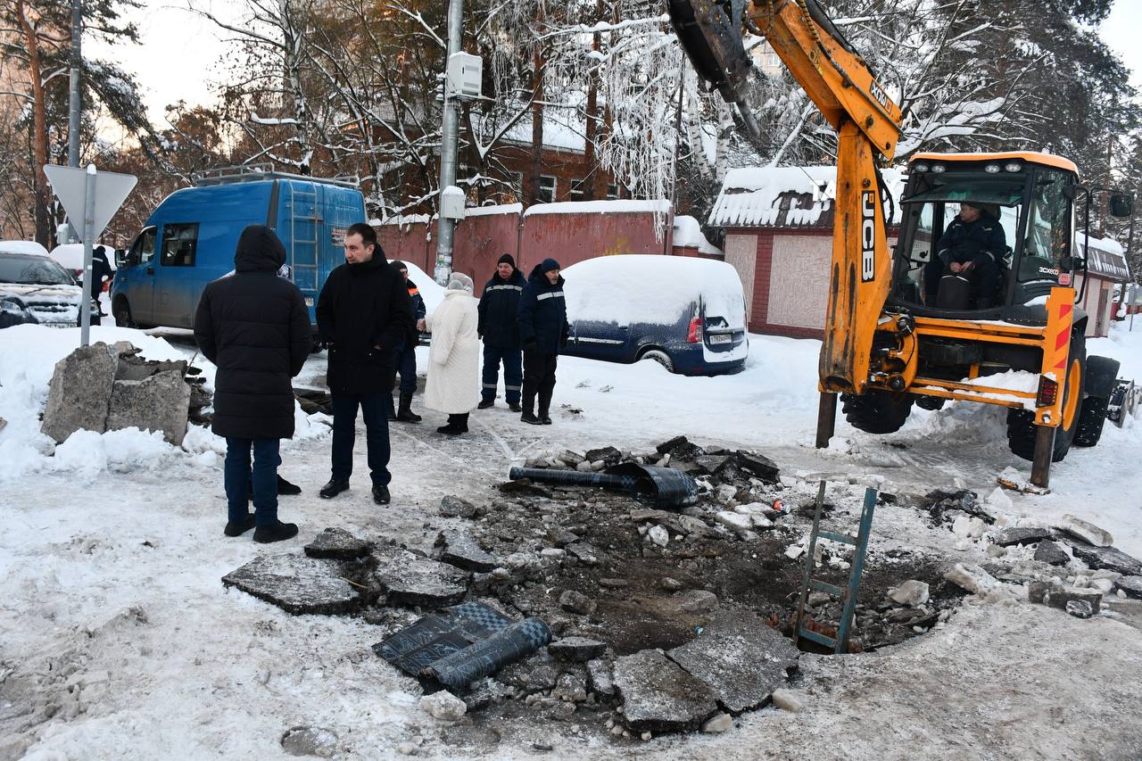 Авария на теплосети на пересечении улиц Семашко и Дзержинского устранена Авария на теплосети на пересечении улиц Семашко и Дзержинского устранена