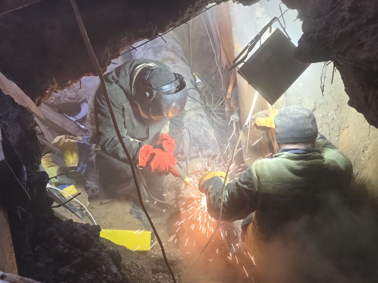 Владимир Волков: Работаем в Дзержинском.. Здесь специалисты завершают устранение дефекта на теплосети в районе дома 14 по улице Томилинская Владимир Волков: Работаем в Дзержинском.. Здесь специалисты завершают устранение дефекта на теплосети в районе дома 14 по улице Томилинская