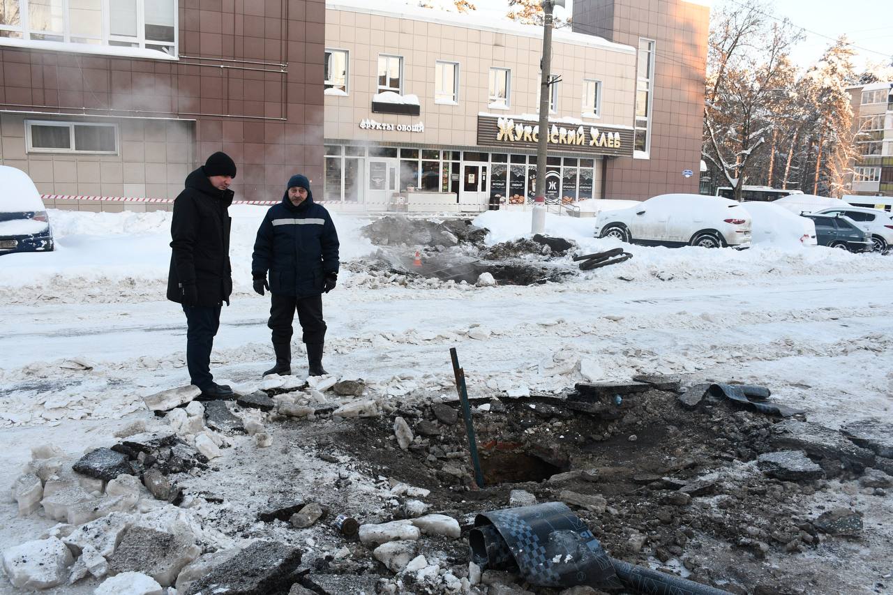 Авария на теплосети на пересечении улиц Семашко и Дзержинского устранена Авария на теплосети на пересечении улиц Семашко и Дзержинского устранена