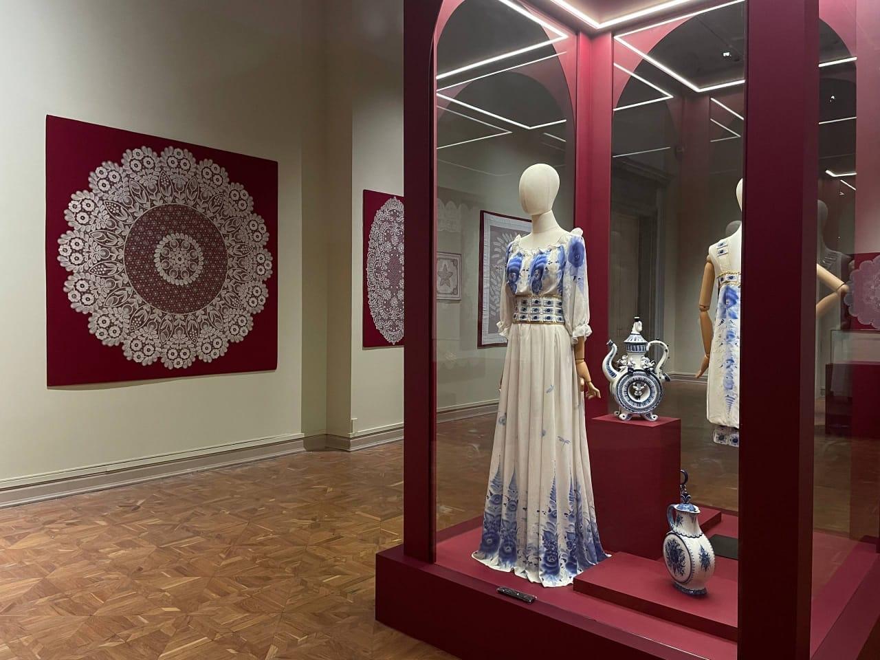 Работы преподавателя Гжельского государственного университета Ирины Коршуновой представлены на выставке «Русская традиция» в корпусе Бенуа Русского музея в Санкт-Петербурге Работы преподавателя Гжельского государственного университета Ирины Коршуновой представлены на выставке «Русская традиция» в корпусе Бенуа Русского музея в Санкт-Петербурге