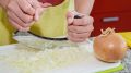 Нарежете тазик лука и не заплачете: поможет простой и эффективный метод