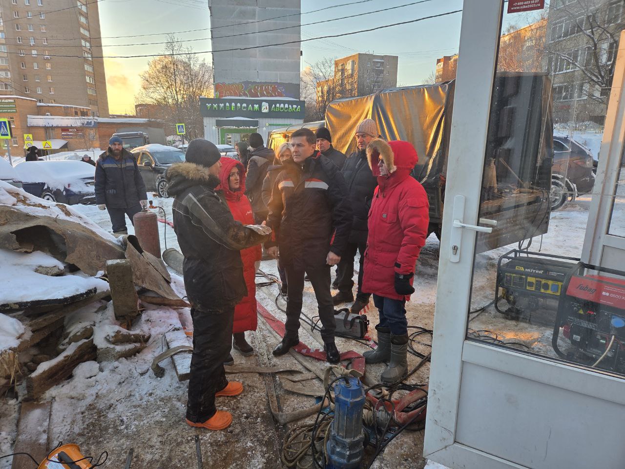 Владимир Волков: Работаем в Дзержинском.. Здесь специалисты завершают устранение дефекта на теплосети в районе дома 14 по улице Томилинская Владимир Волков: Работаем в Дзержинском.. Здесь специалисты завершают устранение дефекта на теплосети в районе дома 14 по улице Томилинская