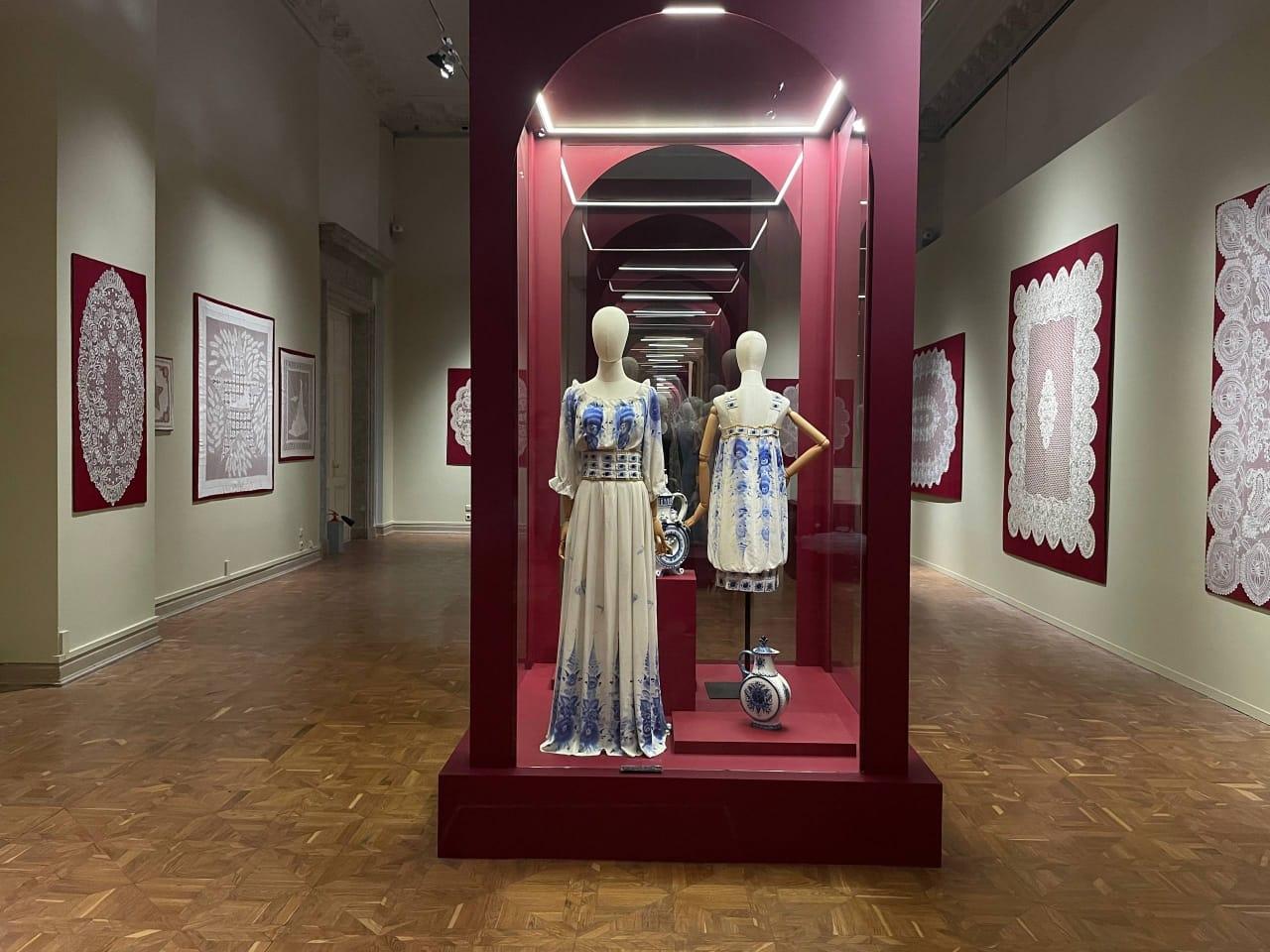 Работы преподавателя Гжельского государственного университета Ирины Коршуновой представлены на выставке «Русская традиция» в корпусе Бенуа Русского музея в Санкт-Петербурге Работы преподавателя Гжельского государственного университета Ирины Коршуновой представлены на выставке «Русская традиция» в корпусе Бенуа Русского музея в Санкт-Петербурге