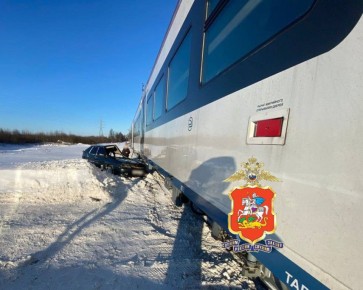 Автомобиль столкнулся с поездом на ж/д переезде в Подмосковье