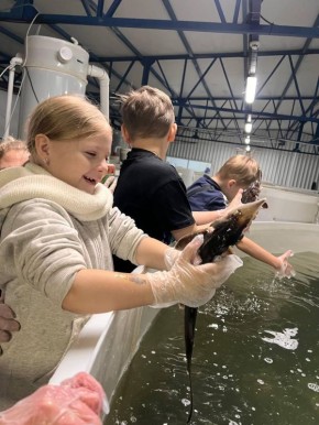 В Пушкинском прошла экскурсия на осетровую ферму для семей участников СВО, организованная руководством фермы совместно с депутатами округа