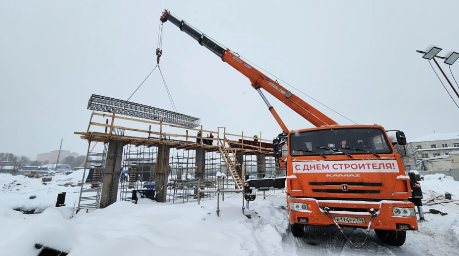 В Мытищах, несмотря на снегопад, продолжается реконструкция моста