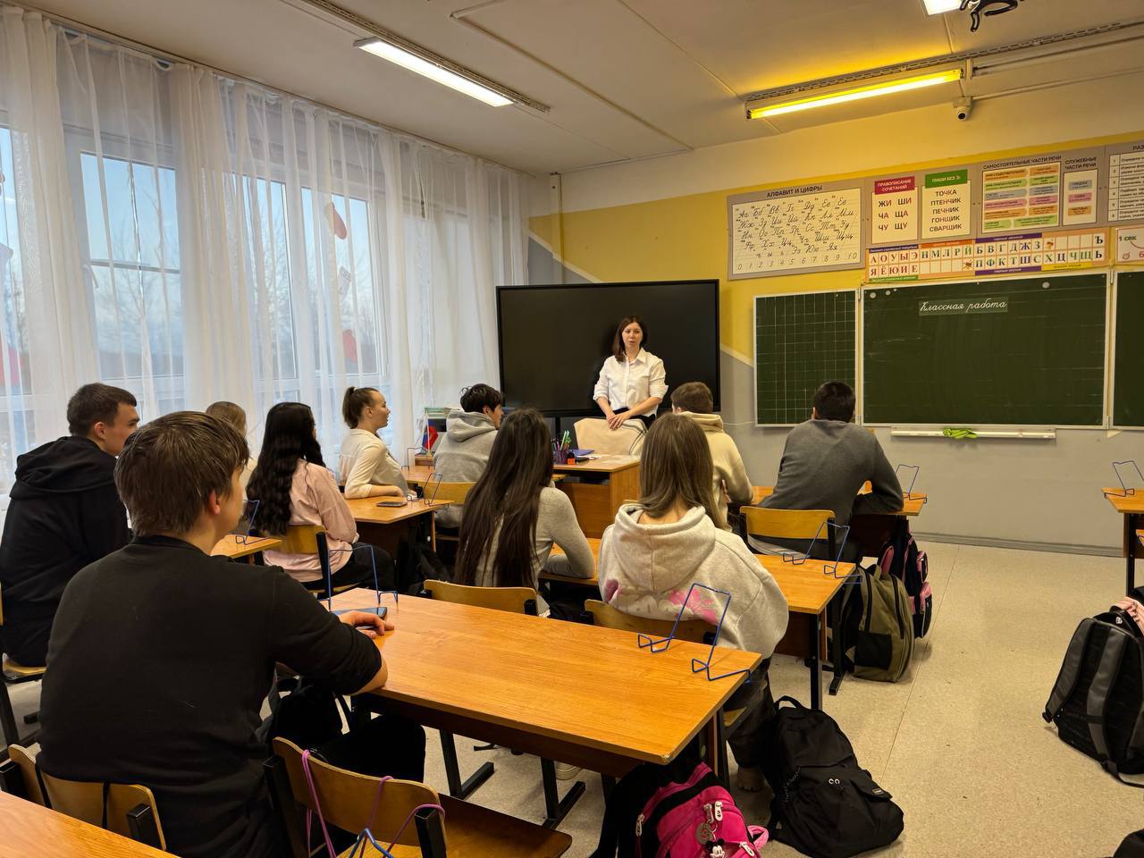 Сегодня, в преддверии 2 февраля - День разгрома советскими войсками немецко-фашистских войск в Сталинградской битве, советник директора провёл урок для учеников 8 и 11 классов Сегодня, в преддверии 2 февраля - День разгрома советскими войсками немецко-фашистских войск в Сталинградской битве, советник директора провёл урок для учеников 8 и 11 классов