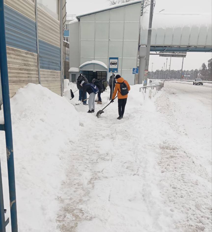 Студенты авиационного техникума имени В.А. Казакова и колледжа «Московия» помогали в уборке территории города от снега