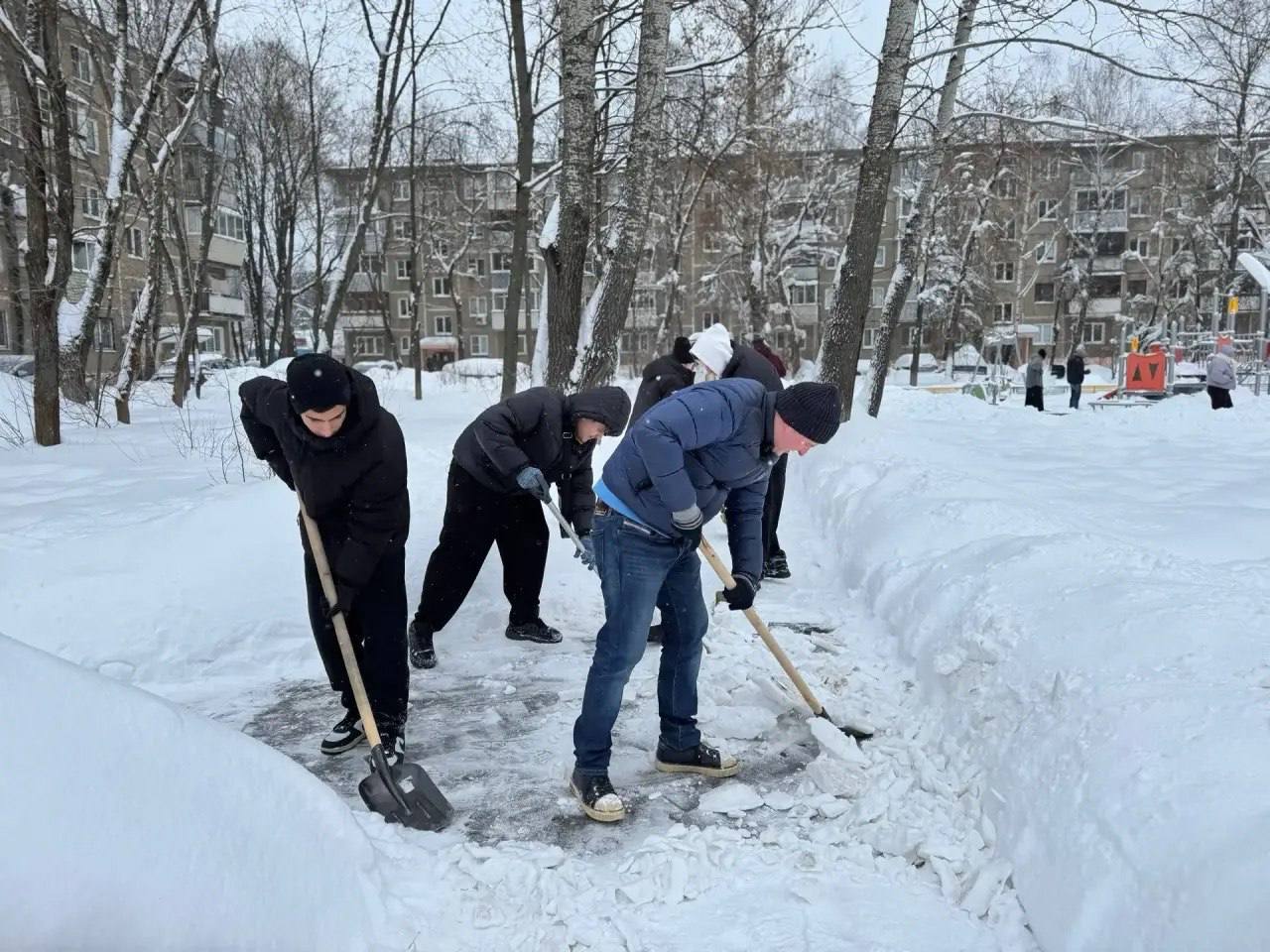 Студенты авиационного техникума имени В.А. Казакова и колледжа «Московия» помогали в уборке территории города от снега Студенты авиационного техникума имени В.А. Казакова и колледжа «Московия» помогали в уборке территории города от снега