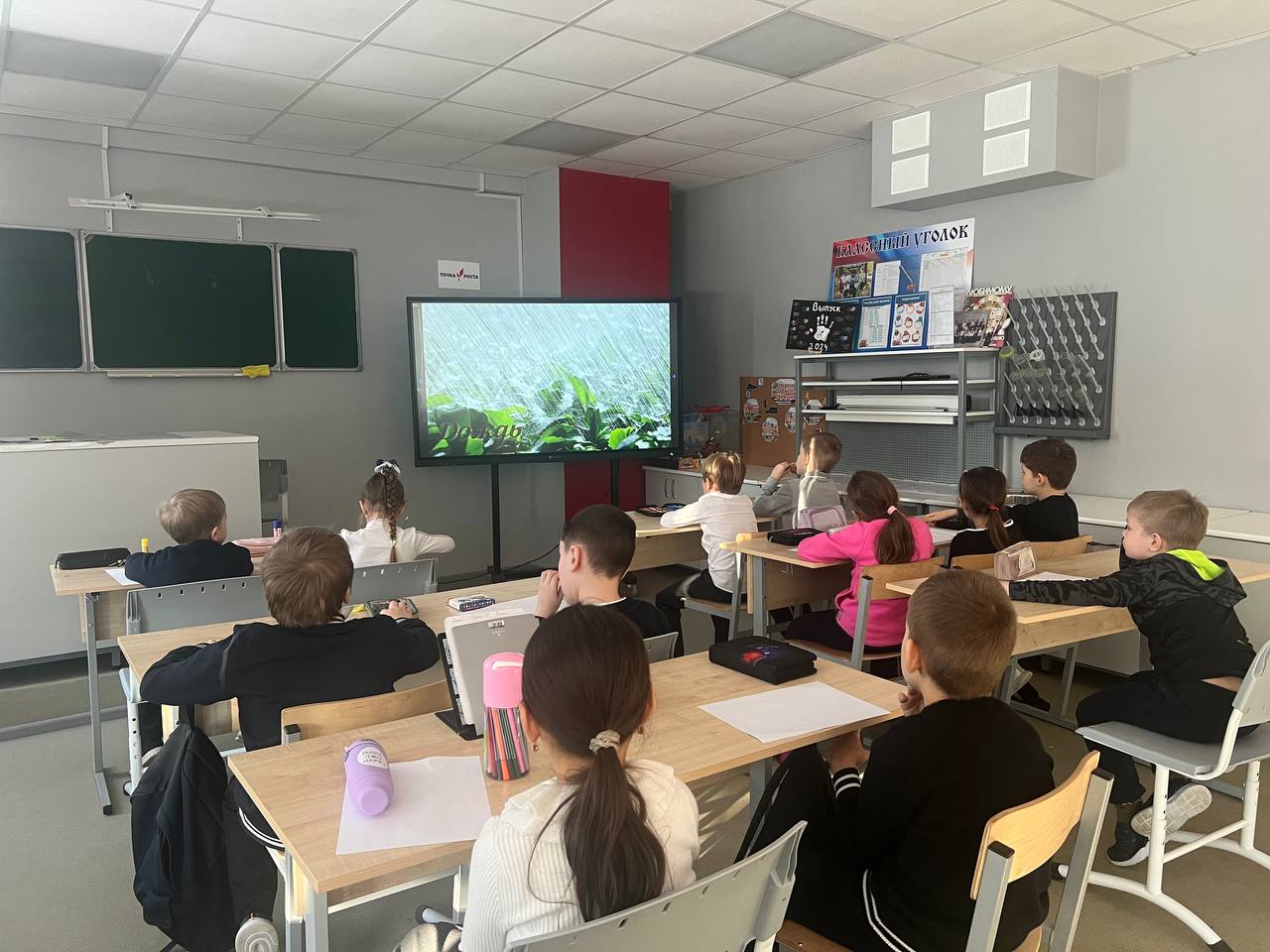 Сегодня наши юные исследователи из 1 "Ж" класса отправились в увлекательное путешествие по миру природных явлений! Мы узнали, почему идет дождь, как сверкает молния и откуда берется радуга