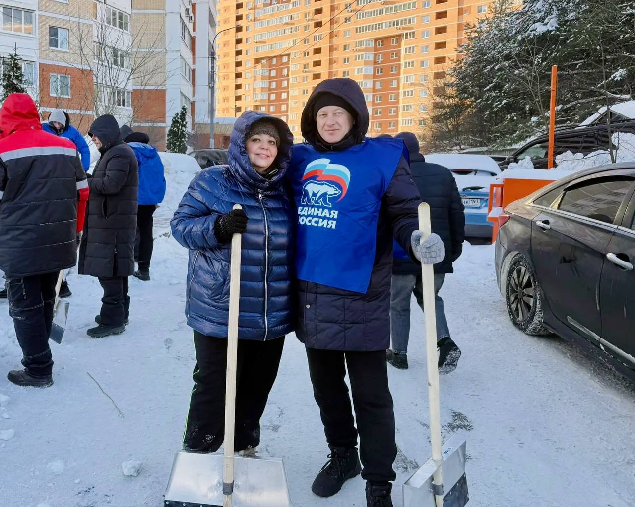 Депутаты и жители города вышли на субботник Депутаты и жители города вышли на субботник