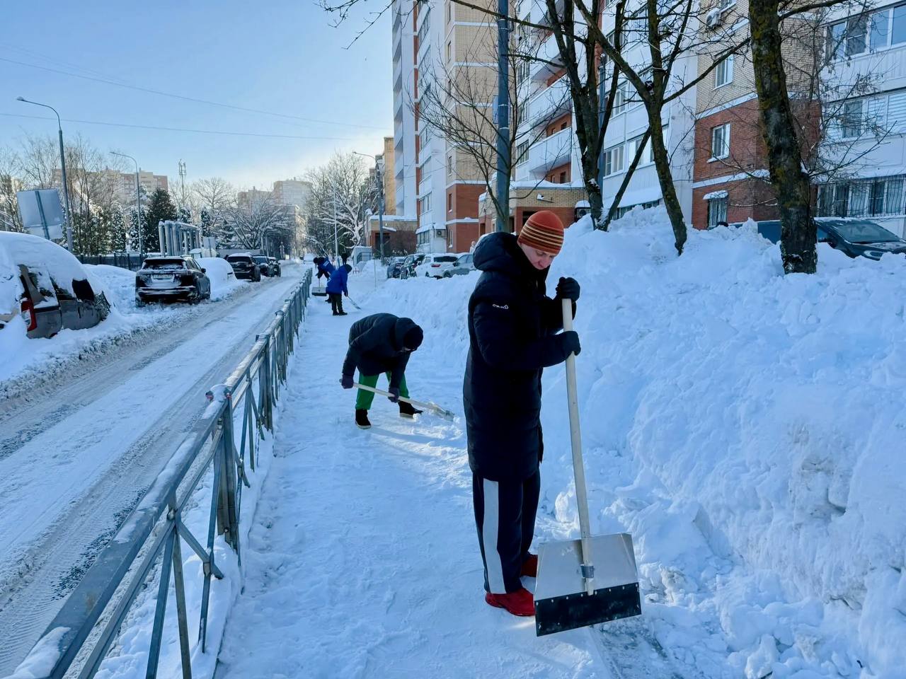 Депутаты и жители города вышли на субботник Депутаты и жители города вышли на субботник