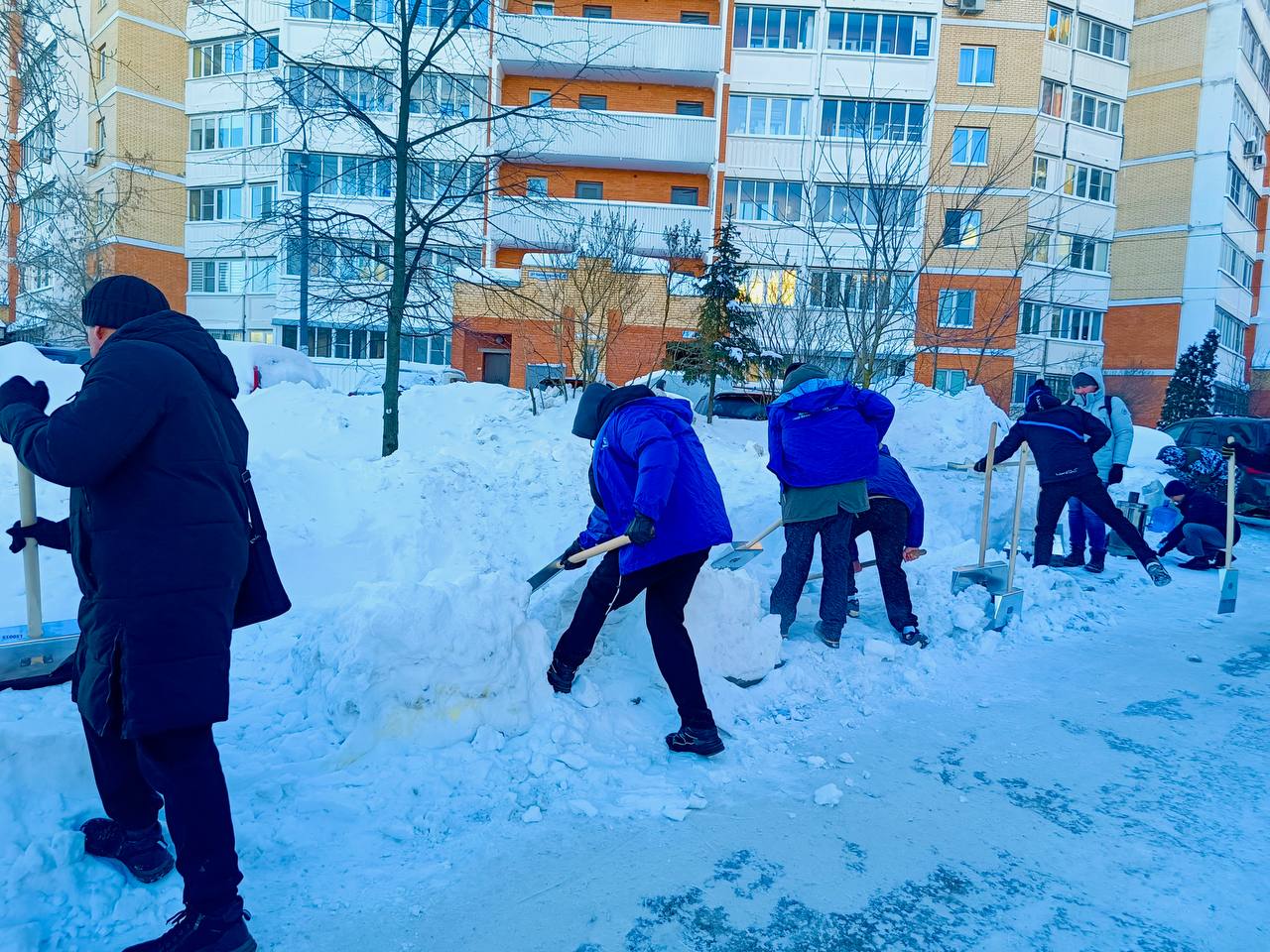 Депутаты и жители города вышли на субботник Депутаты и жители города вышли на субботник