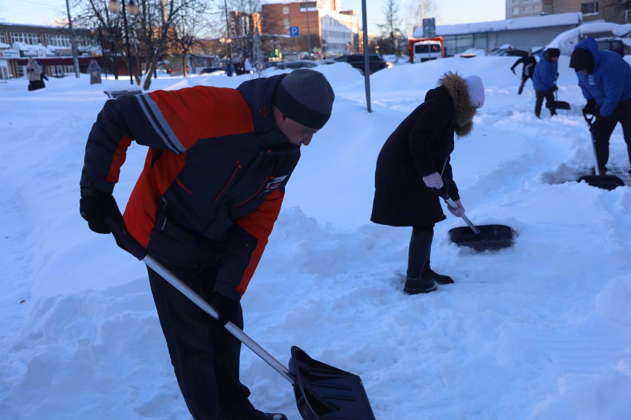 На улице Ворошилова у Детской поликлиники стартовал областной партийный субботник Единой России На улице Ворошилова у Детской поликлиники стартовал областной партийный субботник Единой России